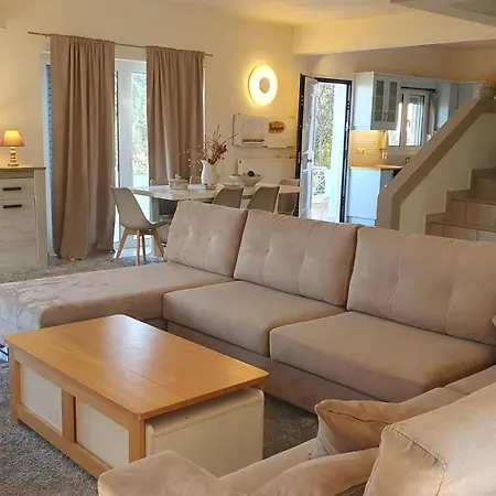 Дом отдыха με υπέροχη θέα Porto Cheli Luxury Kounoupisea